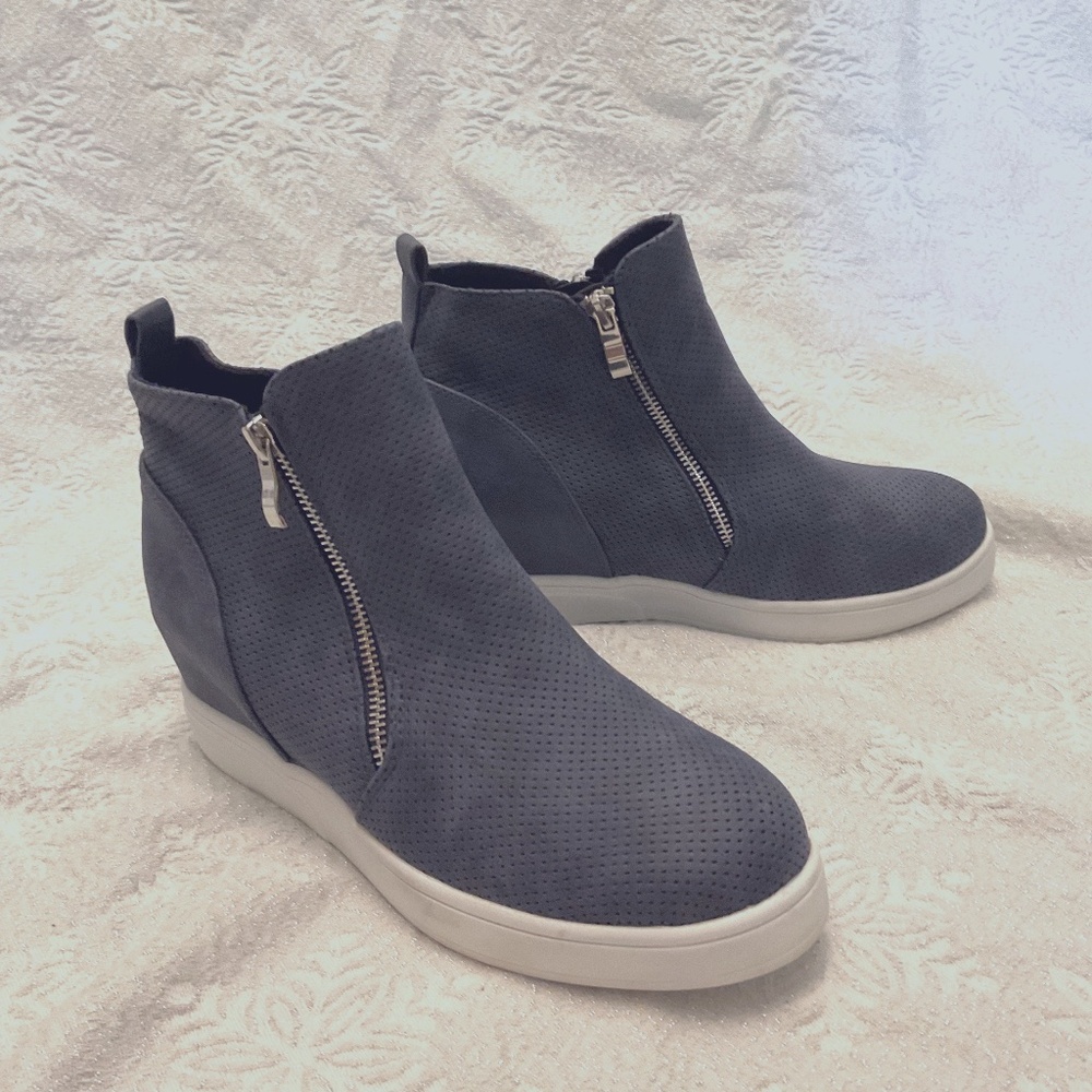 Journee Pennelope sz 9 hidden wedge ankle boots double zippers blue vegan suede